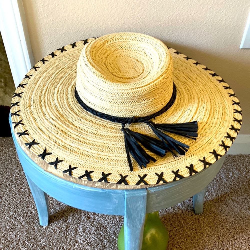Adjustable Straw hat w black straw stitched detail